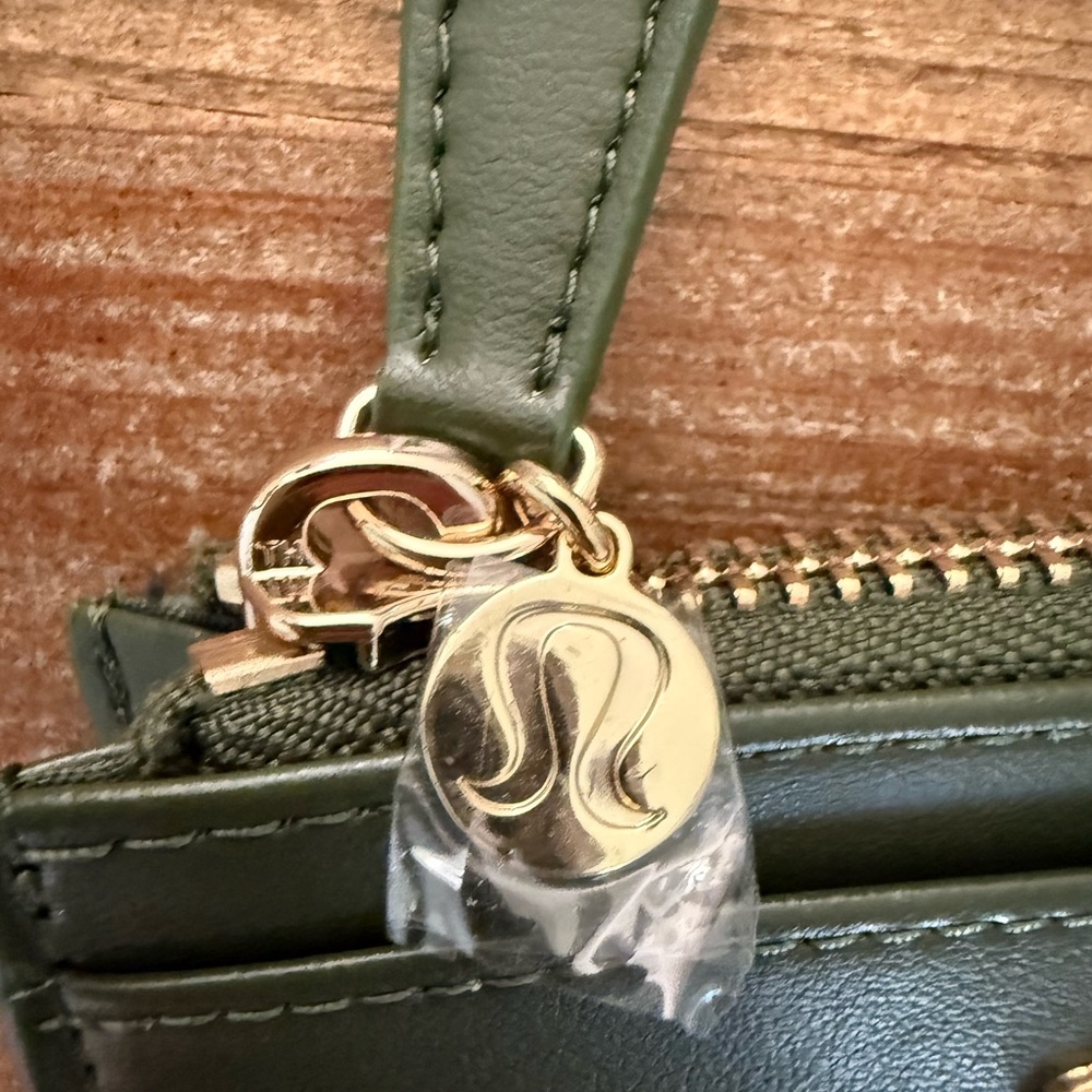 NWOT Lululemon Cactus leather alternative Card Holder - Picture 2 of 4